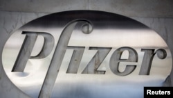 El logotipo de Pfizer se muestra en su edificio en el distrito de Manhattan de Nueva York, Estados Unidos, el 29 de octubre de 2015.