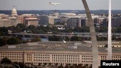 На переднем плане здание Пентагона в пригороде Вашингтона. Арлингтон, штат Вирджиния. Архивное фото. 