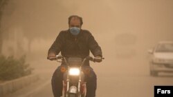 کارشناسان می گویند میزان غلظت گرد و غبار معلق در هوا از حد مجاز عبور کرده و به ۶۶ برابر حد مجاز رسیده است.