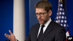 Jurubicara Kepresidenan Amerika Serikat Jay Carney berbicara dalam jumpa pers rutinnya di Gedung Putih, Washington DC, 9/1/2014. 