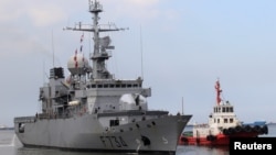 法国“葡月号”护卫舰2018年3月12日在一艘拖船的指引下进入菲律宾马尼拉大都会港口进行访问。