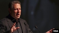 Gore dijo que internet “democratizó las comunicaciones” permitiendo que las personas se “unan en torno a una cuestión común”.