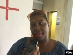 Harare resident Sharon Mumbula says city mayor Benard Manyenyeni must step down for failing to provide Zimbabwe's capital city with safe water, thus exposing residents to waterborne diseases, Dec. 29, 2017. (S. Mhofu/VOA)