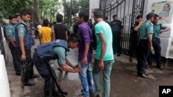 Polisi Bangladesh memeriksa para pejalan kaki dii depan pengadilan, pasca diumumkannya keputusan MA atas Abdul Quader Mollah. Pemimpin partai Jamaat-e-Islami tersebut dijatuhi hukuman mati di pengadilan Dhaka, Bangladesh, Selasa (17/9).