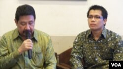 Ketua Setara Institute, Hendardi (kiri). bersama pengamat politik Ismail Hasani, saat memberikan pemaparan hasil survei terhadap 200 ahli Tata Negara dan pegiat HAM mengenai persepsi mereka terhadap lembaga MK, Senin 11/11 (foto: VOA/Iris Gera).