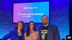 En esta foto de marzo de 2023, distribuida por la Sloan Sports Analytics Conference, posan de izquierda a derecha Jessica Gelman, Sue Bird y Daryl Morley, tras la entrega de un premio a la segunda en Boston 