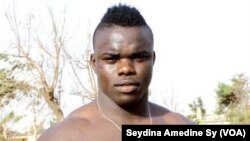 Reug-Reug-1, lutteur sénégalais, à Dakar, 26 novembre 2017. (VOA/Seydina Amedine Sy)