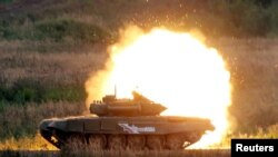 Російський танк проводить постріл під час демонстрації на військовому форумі, 2016