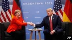 El presidente Donald Trump se reunió con la canciller alemana Angela Merkel y señaló que "tenemos un tremendo desequilibrio comercial, pero vamos a arreglarlo".