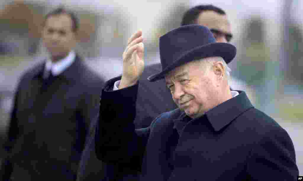 AQSh Davlat kotibi Jon Kerrini O'zbekiston rahbari Islom Karimovning o'zi kutib oldi