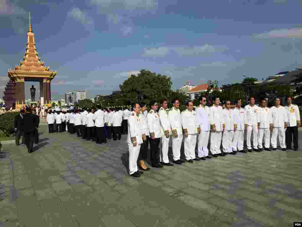 ក្រុម​មន្ត្រី​រដ្ឋាភិបាល​ថតរូប​ជុំ​គ្នា​ដើម្បី​រំឭក​ខួប​ប្រាំពីរ​ឆ្នាំ​នៃ​ការ​​សោយ​ទិវង្គត​របស់​អតីត​ព្រះមហាក្សត្រ​ព្រះបាទ នរោត្តម សីហនុ នៅ​ថ្ងៃ​ទី​១៥​ ខែ​តុលា​ ឆ្នាំ​២០១៩​​ ក្នុង​រាជធានី​ភ្នំពេញ។ (ហ៊ុល រស្មី/VOA)