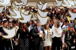 Colombia's President Juan Manuel Santos carries to Congress the peace deal with rebels of the Revolutionary Armed Forces of Colombia, FARC, in Bogota, Aug. 25, 2016.