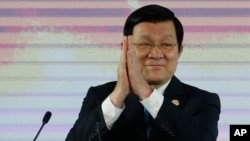Vietnam's President Truong Tan Sang applauds during the Asia-Pacific Economic Cooperation (APEC) CEO summit in Manila, Philippines, Nov. 17, 2015. Presidents of the Philippines and Vietnam are showing a more united front on the disputed South China Sea issue on the sidelines of the summit.