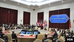 Chinese and ASEAN leaders attend the 15th ASEAN-China Summit in Phnom Penh's Peace Palace, Cambodia, November 19, 2012. (VOA Khmer/Sophat Soeung)