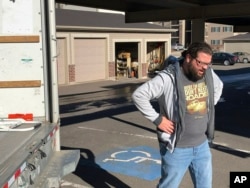 George Jankowski, a furloughed U.S. Department of Agriculture worker, helps a friend move out of an apartment in Cheyenne, Wyoming, Jan. 14, 2019.