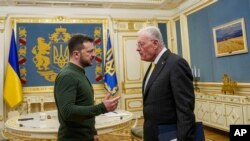 প্রেসিডেন্ট ট্রাম্পের বিশেষ দূত কিথ কেলোগ সম্প্রতি কিয়েভে ইউক্রেনের প্রেসিডেন্ট জেলেন্সকির সাথে সাক্ষাৎ করেন। ফটোঃ ২০ ফেব্রুয়ারি, ২০২৫।