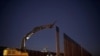 Trabajadores de la construcción laboran en un tramo del muro a lo largo de la frontera en Nuevo México, Estados Unidos, en enero de 2021.