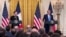 El presidente de Francia, Emmanuel Macron (izquierda) y el presidente de Estados Unidos, Donald Trump (derecha), hablan a los medios de comunicación tras su reunión en la Casa Blanca el 24 de febrero de 2025.
