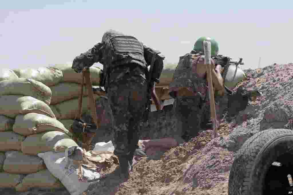 Ukrainian soldiers take their position during a battle with pro-Russian separatist fighters at Slovyansk, June 6, 2014.&nbsp;