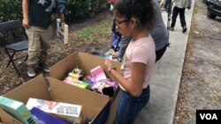 Organizaciones pro-inmigrantes entregan juguetes a niños solicitantes de refugio o asilo.