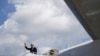El presidente de los Estados Unidos, Joe Biden, saluda mientras aborda el Air Force One en la Base Conjunta Andrews en Maryland el 17 de agosto de 2023, cuando se dispone a partir hacia Camp David con una parada en Scranton, EEUU.