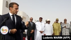 Le président français Emmanuel Macron prononce un discours lors d'une conférence de presse à l'ouverture d'une réunion des forces du G5 Sahel à Nouakchott en Mauritanie le 2 juillet 2018. 