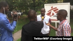 Jean Liyolongo de Médecins sans Frontières explique aux journalistes la stratégie de lutte contre le choléra menée en soutien au ministère de la santé, RDC, 9 janvier 2018. (Twitter/MSF)