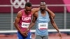 L'athlète américain Isaiah Jewett (à gauche) et son rival du Botswana Nijel Amos s'entraident après leur chute accidentelle. Ils ont traversé ensemble la ligne d'arrivée lors de la 1/2 finale du 800m hommes, le 1er août 2021, à Tokyo. 