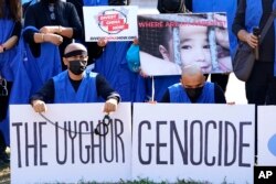 Anggota Asosiasi Uyghur Amerika berdemonstrasi di depan Gedung Putih, mengecam penindasan warga etnis Uyghur di Xinjiang (foto: dok).