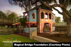 У «Чарівному мості» на інвалідному візку можна дістатися практично в кожен куточок: на каруселі, на сцену, в театр і навіть двоповерховий ігровий будиночок