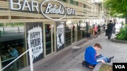 A bar in Paris shows one of the many British influences in the French capital. (L.Bryant/VOA)