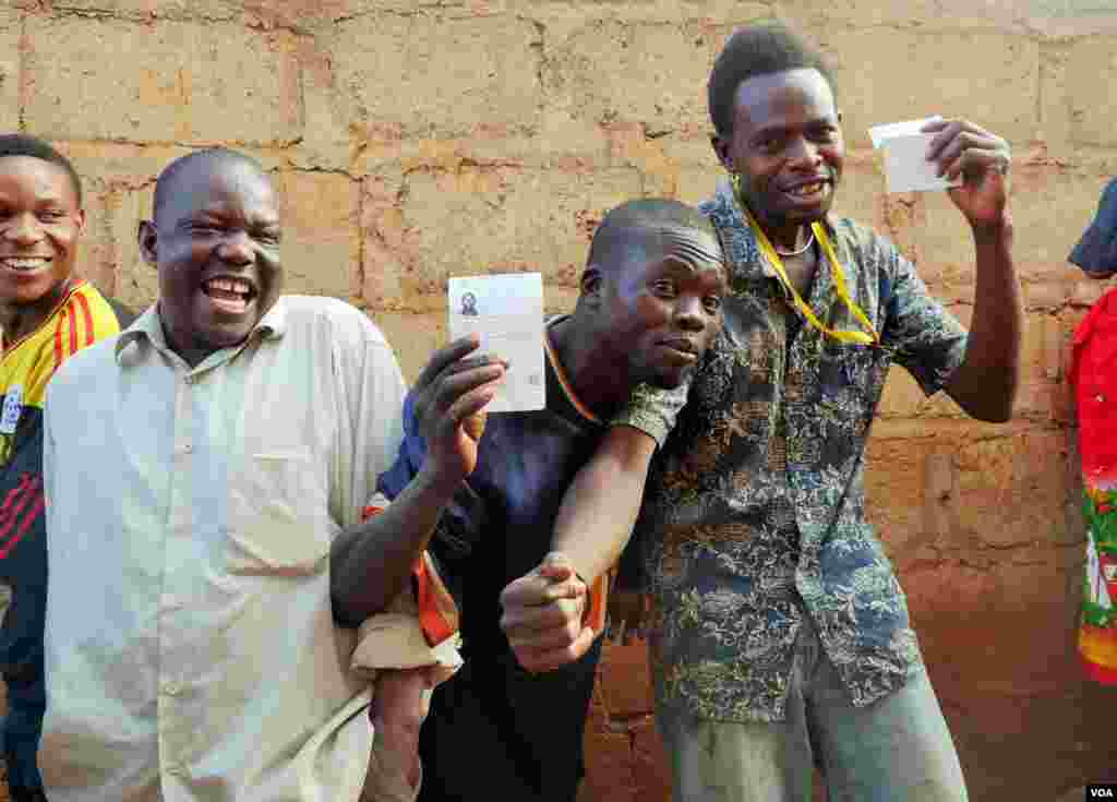 Voters in the suburb of Mbuya line up at 7pm. Many said they were excited to vote, Feb. 17, 2016. (L. Paulat/VOA)