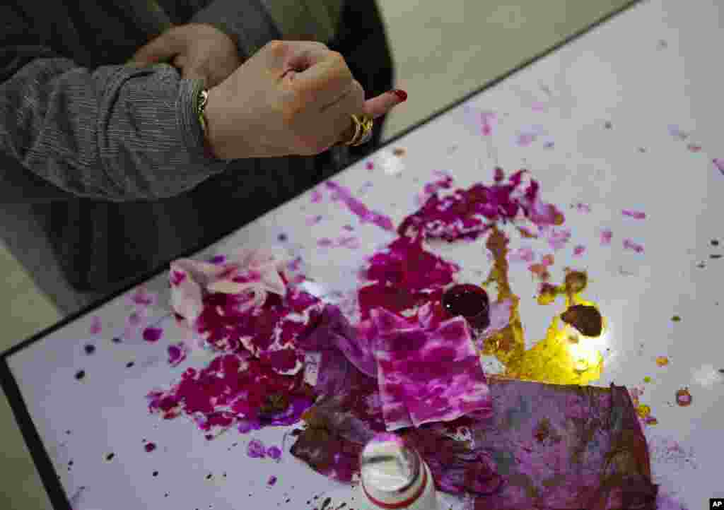 A voter inks her finger after casting her ballot in a two-day constitutional referendum in Cairo, Jan. 15, 2014. 