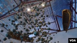 Izvučene kasetne bombe vise sa plafona u instalaciji u Centru za posjetioce COPE u Vientianeu, Laos, 7. novembra 2019. (Zsombor Peter/VOA)