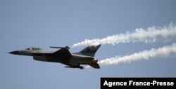 Sebuah jet tempur F-16 Pakistan terbang melewati parade militer Hari Pakistan di Islamabad, 23 Maret 2017. (Foto: AFP)