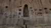 Seorang pekerja tampak berada di lokasi patung Budha di provinsi Bamiyan, Afghanistan, pada 2 Maret 2023. (Foto: Reuters/Ali Khara)