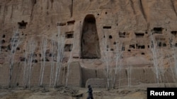 Seorang pekerja tampak berada di lokasi patung Budha di provinsi Bamiyan, Afghanistan, pada 2 Maret 2023. (Foto: Reuters/Ali Khara)