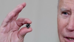 El presidente de EE. UU., Joe Biden, sostiene un chip semiconductor mientras habla antes de firmar una orden ejecutiva, destinada a abordar la escasez mundial de chips semiconductores, en el Comedor Estatal de la Casa Blanca en Washington, EE. UU., el 24 de febrero de 2021.