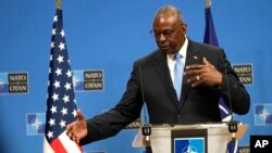 Міністр оборони Сполучених Штатів Ллойд Остін виступає на пресконференції після зустрічі міністрів оборони НАТО в штаб-квартирі НАТО в Брюсселі, п’ятниця, 14 червня 2024 р. (Фото: AP Photo/Virginia Mayo)