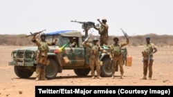 Opération conjointe des forces armées maliennes et de Barkhane menée fin juin dans le Gourma au Mali, photo publiée le 6 juillet 2018. (Twitter/Etat-Major armées) 
