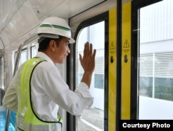 Presiden Joko Widodo mencoba langsung kereta api cepat dari stasiun Bunderan HI hingga Lebak Bulus, Jakarta, 6 November 2018. (Foto courtesy : Setpres RI)