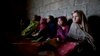 Des petites filles afghanes et pakistanaises dans une zone tribale au Pakistan dans une école de fortune à la périphérie d'Islamabad, le 17 février 2015. (AP Photo/Muhammed Muheisen)