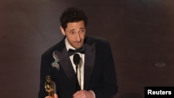 দ্বিতীয় বারের মত সেরা অভিনেতার অস্কার হাতে এড্রিয়েন ব্রোডি। ফটোঃ ২ মার্চ, ২০২৫।