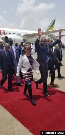 Former Ethiopian Prime Minister Hailemariam Desalegm, waving his arms, was among the passengers on the first passenger flight in 20 years from Addis Ababa to Asmara, Eritrea, July 18, 2018.