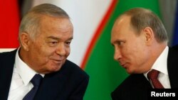 O'zbekiston prezidenti Islom Karimov (chapda) Rossiya davlat rahbari Vladimir Putin bilan, Moskva, 15-aprel, 2013-yil.