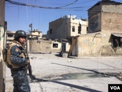 On the front lines of the battle near Dawasa, Iraqi soldiers take cover from incoming sniper fire, March 10, 2017. (H. Murdock/VOA)