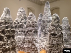 Artist Tara Donovan's mountains are made up of hundreds of thousands of index cards. (J. Taboh/VOA)