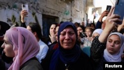 অধিকৃত পশ্চিম তীরের তুলকারমের নুর শামস শিবিরে ইসরায়েলি অভিযানে নিহত ফিলিস্তিনদের জানাজা অনুষ্ঠিত হয় রবিবার। ফটোঃ ২১ এপ্রিল, ২০২৪।