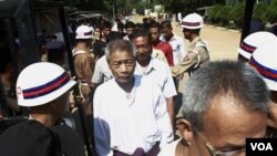 Para tahanan meninggalkan penjara Insein, Yangon, Burma, setelah mendapat grasi dari pemerintah (3/1).