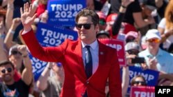 Met Gejc, kandidat za sekretraa za pravosuđe na Trampovom mitingu na Floridi 2023. (SUZANNE CORDEIRO / AFP)